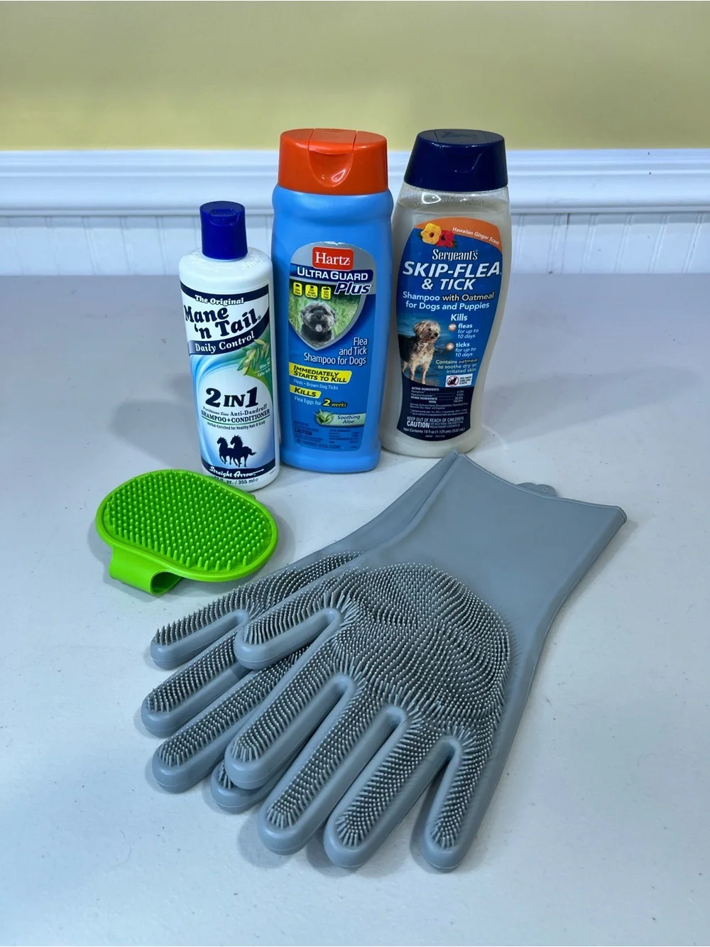 Flea and tick dog shampoo plus grooming scrubbers